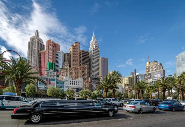 Las Vegas Usa นวาคม 2016 รถล ดตรงหน าโรงแรมและคาส โนในน วยอร — ภาพถ่ายสต็อก