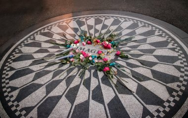 John Lennon ölüm s gününde çiçeklerle hayal mozaik