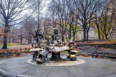 Alice in Wonderland heykel Central Park'ta - New York, ABD