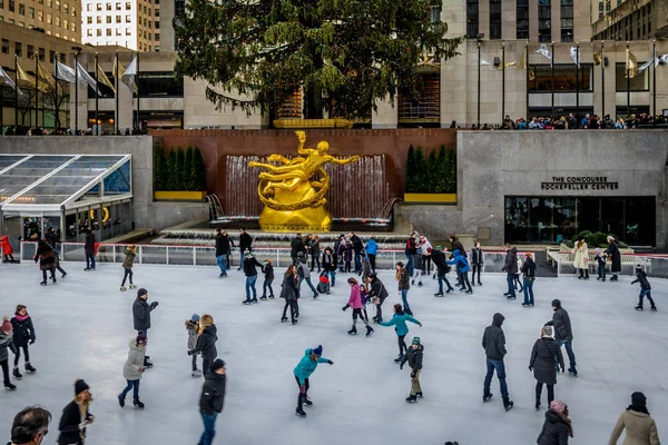 New York Usa December 2016 People Ice Skating Front — Stock Photo, Image