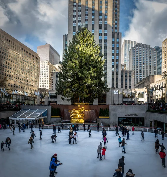 New York Usa December 2016 People Ice Skating Front — Stock Photo, Image