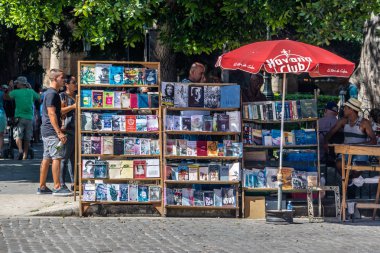 Havana, Küba - 8 Ekim 2016: İkinci el kitap tezgahları, bit pazarı üzerinde Plaza de Armas - Havana, Küba