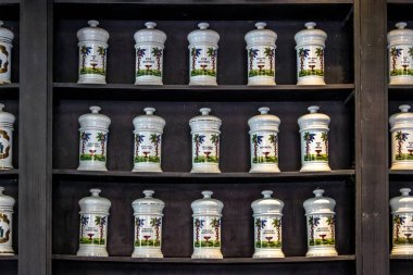 Havana, Küba - 8 Ekim 2016: Tıp raf, İçişleri eski eczane - Havana, Küba