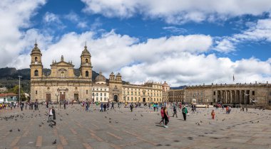 Bogota, Kolombiya - 21 Haziran 2016: Panoramik Bolivar kare, Katedral ve Kolombiya Ulusal Capitol ve Kongre - Bogota, Kolombiya