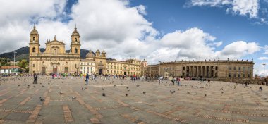 Bogota, Kolombiya - 21 Haziran 2016: Panoramik Bolivar kare, Katedral ve Kolombiya Ulusal Capitol ve Kongre - Bogota, Kolombiya