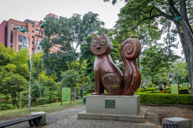 Cali, Kolombiya - Haziran 18, 2016: Cats Park'ta Hernando Tejada tarafından ikonik River Cat (Gato del Rio) Heykel - Cali, Kolombiya