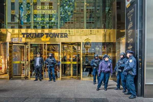 New York Usa December 2016 Police Officers Front — Stock Photo, Image