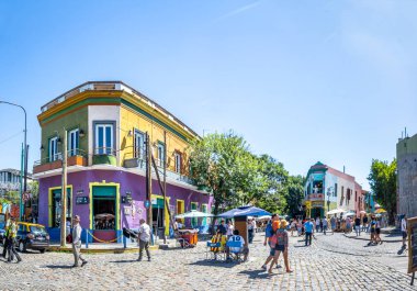 Buenos Aires, Arjantin - 26 Ocak 2016: Renkli La Boca bölgesi - Buenos Aires, Arjantin
