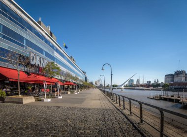 Buenos Aires - 1 Şubat 2018: Puerto Madero Promenade Restaurants and Womens Bridge (Puente de la Mujer) arka planda - Buenos Aires, Arjantin