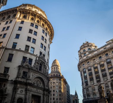 Buenos Aires, Arjantin - 4 Şubat 2018: Plazoleta Ciriaco Ortiz yakınlarındaki binalar - Buenos Aires, Arjantin