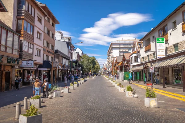 Bariloche, Arjantin - 15 Şubat 2018: Bariloche şehir merkezindeki Mitre Street - Bariloche, Patagonya, Arjantin