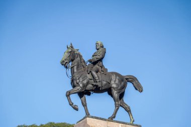 Buenos Aires, Arjantin - 12 Mayıs 2018: Bartolome Mitre heykeli de Plaza (Mitre Meydanı) - Buenos Aires, Arjantin