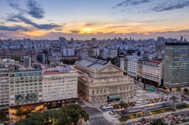 Buenos Aires, Arjantin - 15 Mayıs 2018: Gün batımında - Buenos Aires, Arjantin havadan görünümü 9 de Julio Avenue ve Teatro Colon (Columbus tiyatro)