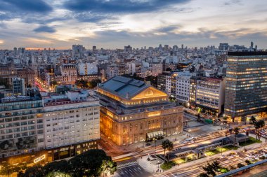 Buenos Aires, Arjantin - 15 Mayıs 2018: Gün batımında - Buenos Aires, Arjantin havadan görünümü 9 de Julio Avenue ve Teatro Colon (Columbus tiyatro)