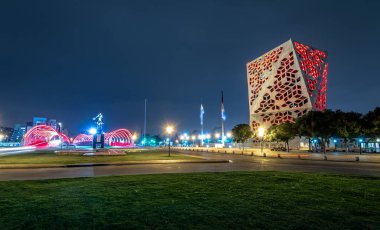 Cordoba, Arjantin - 7 Mayıs 2018: Centro Civico del Bicentenario (İki yüzüncü yıl Civic Center) ve gece Bicentenario Köprüsü, Cordoba eyalet hükümeti - Cordoba, Arjantin