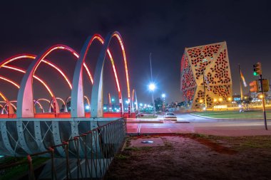 Cordoba, Arjantin - 7 Mayıs 2018: Centro Civico del Bicentenario (İki yüzüncü yıl Civic Center) ve gece Bicentenario Köprüsü, Cordoba eyalet hükümeti - Cordoba, Arjantin