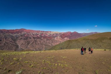 Humahuaca, Jujuy, Arjantin - Nis 28, 2018: Serrania de Hornocal, Quebrada de Humahuaca on dört renk tepe - Humahuaca, Jujuy, Arjantin