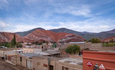 Purmamarca, Jujuy, Arjantin - 27 Nisan 2018: Hill, yedi renk (Cerro de los siete colores) üzerinde arka plan - Purmamarca, Jujuy, Arjantin ile Purmamarca şehir panoramik manzaralı