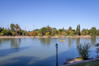 Mendoza, Arjantin - 19 Nisan 2018: General San Martin Park Lake - Mendoza, Arjantin