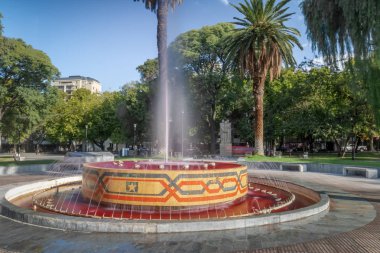 Mendoza, Arjantin - 21 Nisan 2018: Plaza Şili Meydanı Çeşmesi şarap - Mendoza, Arjantin gibi kırmızı su ile