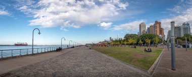 Rosario, Arjantin - 18 Mayıs 2018: Panoramik Parana Nehri Promenade - Rosario, Santa Fe, Arjantin