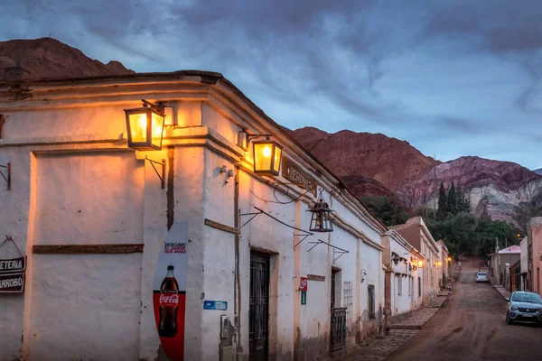 Purmamarca, Jujuy, Arjantin - Nis 27, 2018: Arka planda Yedi Renk Tepesi (Cerro de los siete colores) ile geceleri Purmamarca kasabası - Purmamarca, Jujuy, Arjantin