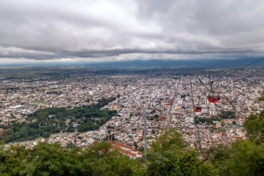 Salta, Arjantin - 25 Nisan 2018: Havadan görünümü Salta şehir ve teleferik Cerro San Bernardo bakış açısı - Salta, Arjantin
