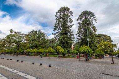 Salta, Arjantin - 25 Nisan 2018 Plaza 9 de Julio Meydanı - Salta, Arjantin