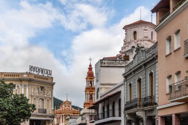 Salta, Arjantin - 25 Nisan 2018: Downtown Salta ile San Francisco Kilisesi üzerinde arka plan - Salta, Arjantin