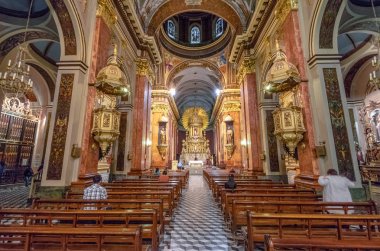 Salta, Arjantin - 25 Nisan 2018: Katedral Bazilikası Salta iç - Salta, Arjantin