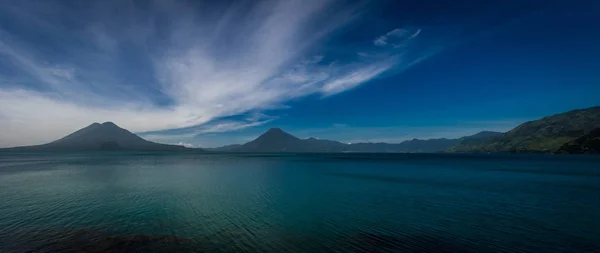 Панорамный Вид Озеро Атитлан Вулканами Заднем Плане — стоковое фото