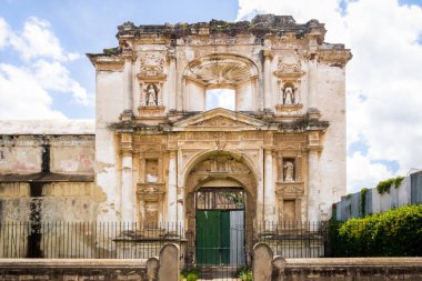 Cephe yıkık kilisenin - Antigua, Guatemala