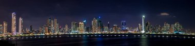 Panama City siluetinin panoramik gece - Panama City, Pa