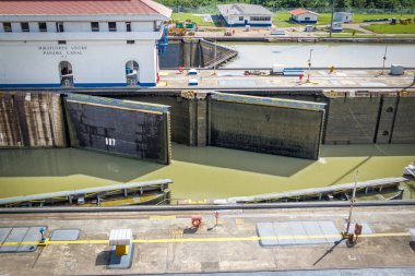 Miraflores kilit kapıları açma - Panama Kanalı girişi 