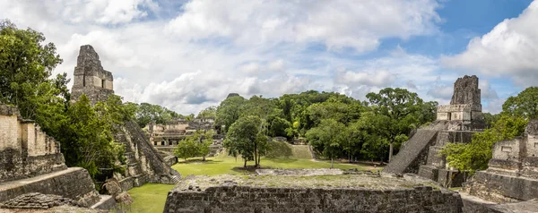 ティカル国立公園のグランプラザまたはマヨール広場のマヤ寺院のパノラマビュー グアテマラ — ストック写真