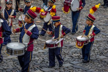 Antigua, Guatemala - 4 Eylül, 2016: Grup küçük çocukların Marching Band üniformalı - Antigua, Guatemala