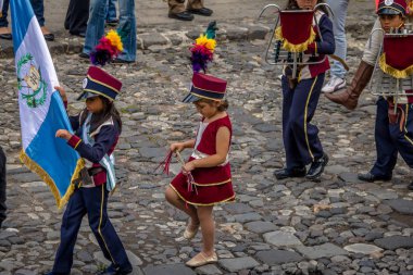 Antigua, Guatemala - 4 Eylül, 2016: Grup küçük çocukların Marching Band üniformalı - Antigua, Guatemala