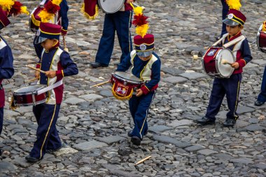 Antigua, Guatemala - 4 Eylül, 2016: Grup küçük çocuklar Marching Band üniformalı - Antigua, Guatemala