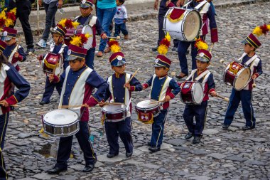 Antigua, Guatemala - 4 Eylül, 2016: Grup küçük çocukların Marching Band üniformalı - Antigua, Guatemala