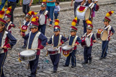 Antigua, Guatemala - 4 Eylül, 2016: Grup küçük çocukların Marching Band üniformalı - Antigua, Guatemala