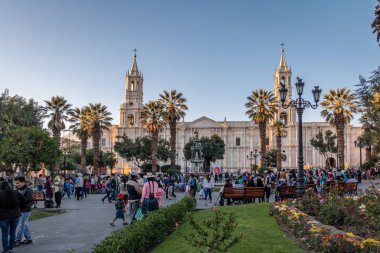 Arequipa, Peru - 7 Mayıs 2016: Plaza de Armas ve Katedrali - Arequipa, Peru