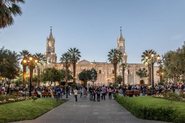 Arequipa, Peru - 7 Mayıs 2016: Plaza de Armas ve Katedrali - Arequipa, Peru