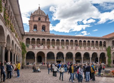 Cusco, Peru - 14 Mayıs 2016: Santo Domingo avlunun Qoricancha Inca Harabeleri - Cusco, Peru, manastır