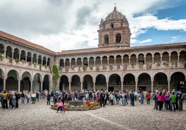 Cusco, Peru - 14 Mayıs 2016: Santo Domingo avlunun Qoricancha Inca Harabeleri - Cusco, Peru, manastır
