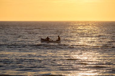 Güzel gün batımında tekne siluet Mancora Beach - Mancora, Peru