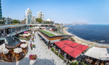 Lima, Peru - 22 Mayıs 2016: Larcomar alışveriş merkezinin ve Miraflores sahilinin panoramik manzarası - Lima, Peru