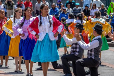 Quito, Ekvator - 11 Haziran 2016: Grup yerel kostüm Ekvador geleneksel dans - Quito, Ekvator gerçekleştirme