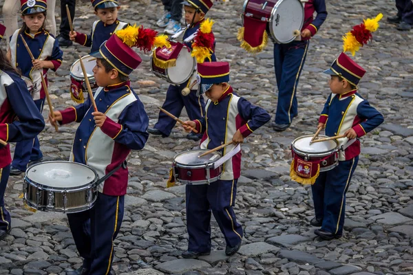 Antigua, Guatemala - 4 Eylül, 2016: Grup küçük çocukların Marching Band üniformalı - Antigua, Guatemala