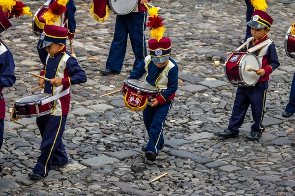 Antigua, Guatemala - 4 Eylül, 2016: Grup küçük çocuklar Marching Band üniformalı - Antigua, Guatemala