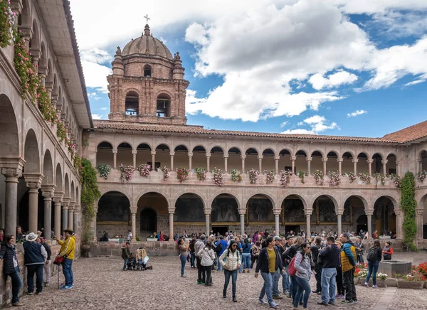 Cusco, Peru - 14 Mayıs 2016: Santo Domingo avlunun Qoricancha Inca Harabeleri - Cusco, Peru, manastır